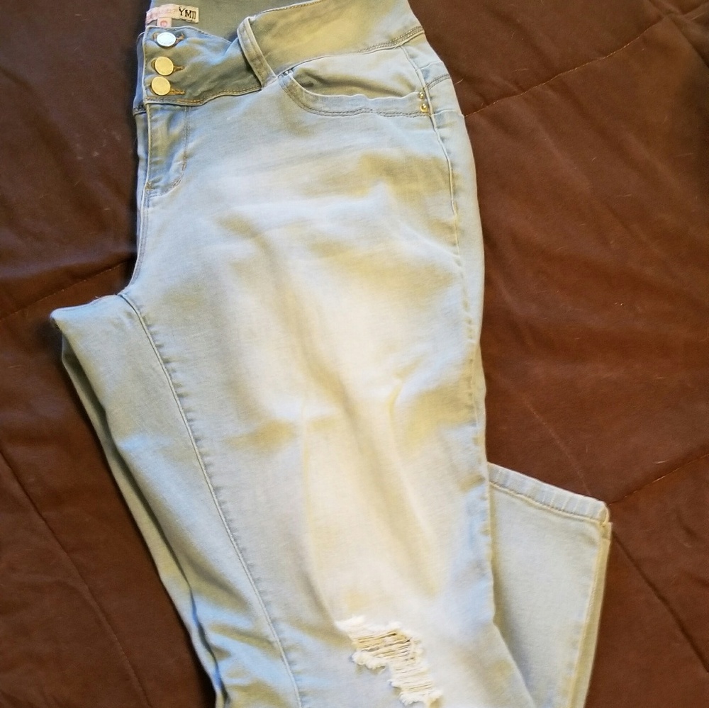 Ankle-length Distressed Light Wash Jeans